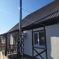 Кріплення зовнішнього димоходу з нержавіючої сталі на металеву опору і розтяжками - до даху