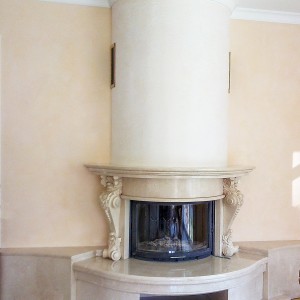 Камін округлої форми в стилі бароко