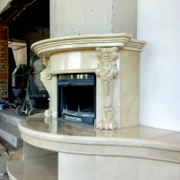 Камін округлої форми в стилі бароко