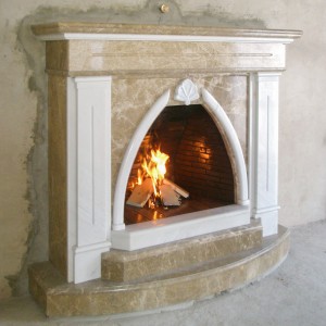 Відкритий камін з мармуровим порталом у стилі модерн