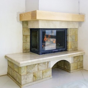 Кутовий камін-кантрі з мармуровою полицею