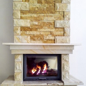 Пристінний прямий камін-кантрі для дачі
