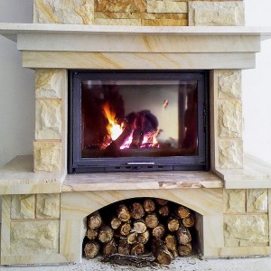 Пристінний прямий камін-кантрі для дачі