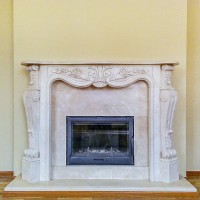 Елегантний мармуровий портал з рослинним орнаментом