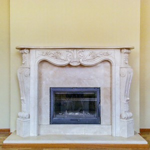 Елегантний мармуровий портал з рослинним орнаментом