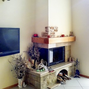 Кутовий камін в стилі кантрі