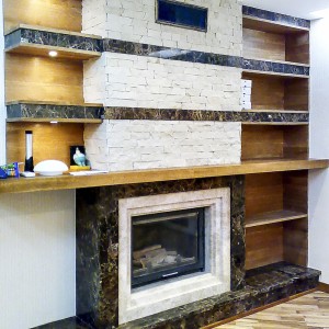 Сучасний мармуровий камін з дерев'яними полицями