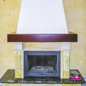 Традиційний камін з дерев'яною і мармуровою полицями