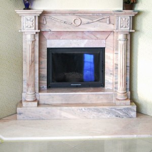 Класичний камін з рожевого мармуру в античному стилі