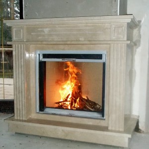 Класичний камін з вертикальним підйомом дверцят