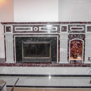 Портал з червоного і білого мармуру в античному стилі