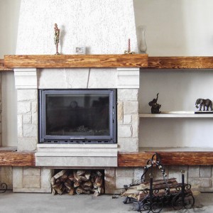 Традиційний камін-кантрі з полицями