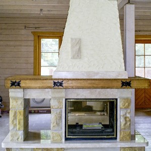 Двосторонній (тунельний) камін в стилі кантрі