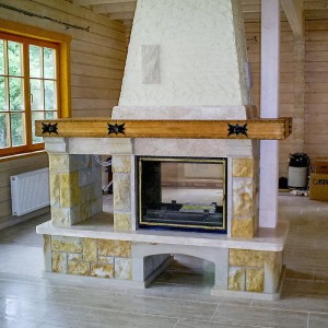 Двосторонній (тунельний) камін в стилі кантрі