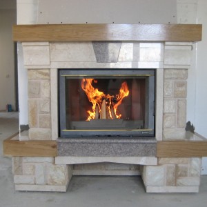 Базовий рустикальний камін з топкою