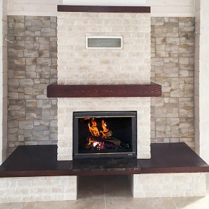 Рустикальний камін з дерев'яними полицями