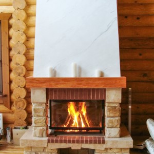 Рустикальний камін в дерев'яному зрубі