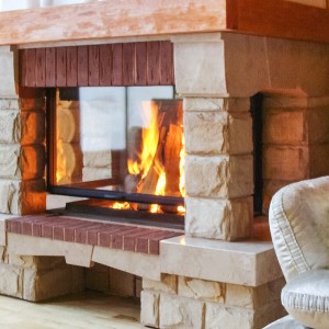 Рустикальний камін в дерев'яному зрубі