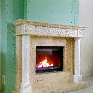 Мраморный пристенный портал в античном стиле