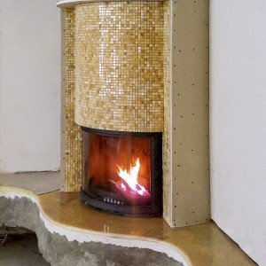 Камин округлой формы с отделкой из мозаики