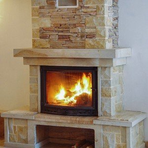 Рустикальный камин из колотого мрамора и песчаника