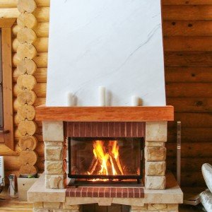 Рустикальный камин в деревянном срубе