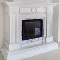 Стриманий камін з білого мармуру в класичному стилі