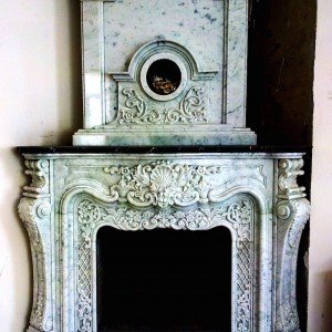 Изысканный портал в стиле рококо