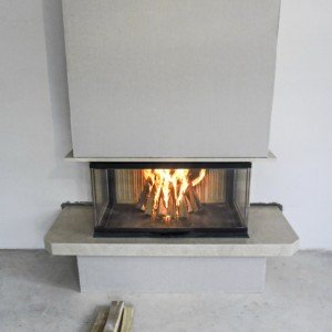 Трехсторонняя каминная топка Spartherm в конвекционном коробе из г.к.