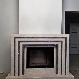 Прямий пристінний камін з сучасним мармуровим порталом