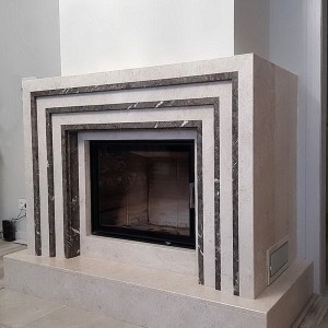 Прямий пристінний камін з сучасним мармуровим порталом