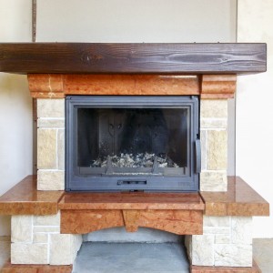 Прямий пристінний камін у традиційному стилі