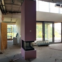 Невеликий тристоронній камін, конвекційний короб в острівному розміщенні