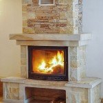 Рустикальний камін з колотого мармуру і пісковика