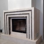 Прямий пристінний камін з сучасним мармуровим порталом