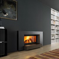 Широкоформатний камін з П-образною рамкою і полицею